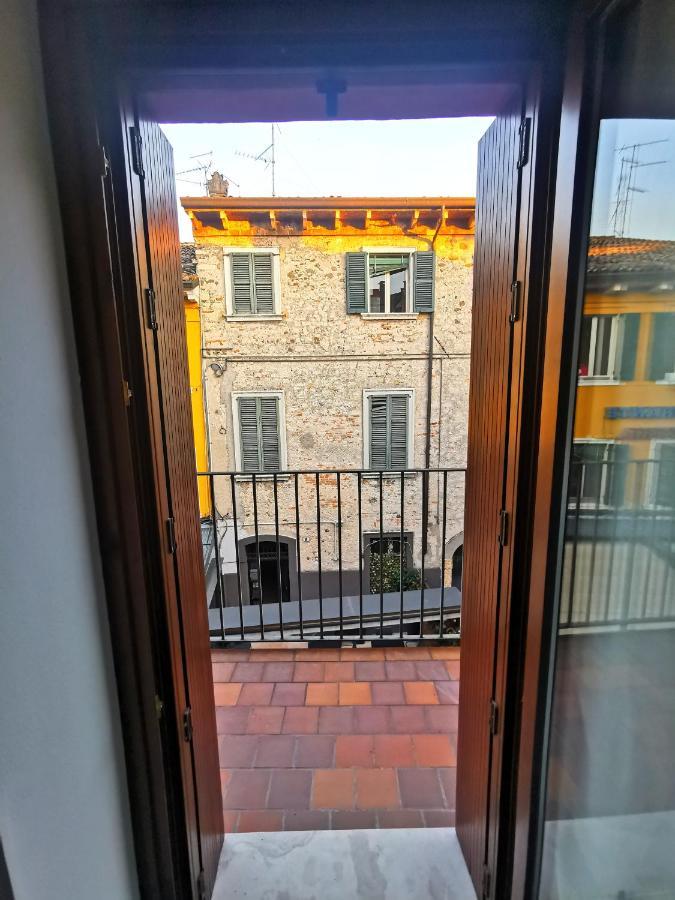 Old Town Apartment With Terrace - Live Love Lake Πεσκιέρα ντελ Γκάρντα Εξωτερικό φωτογραφία