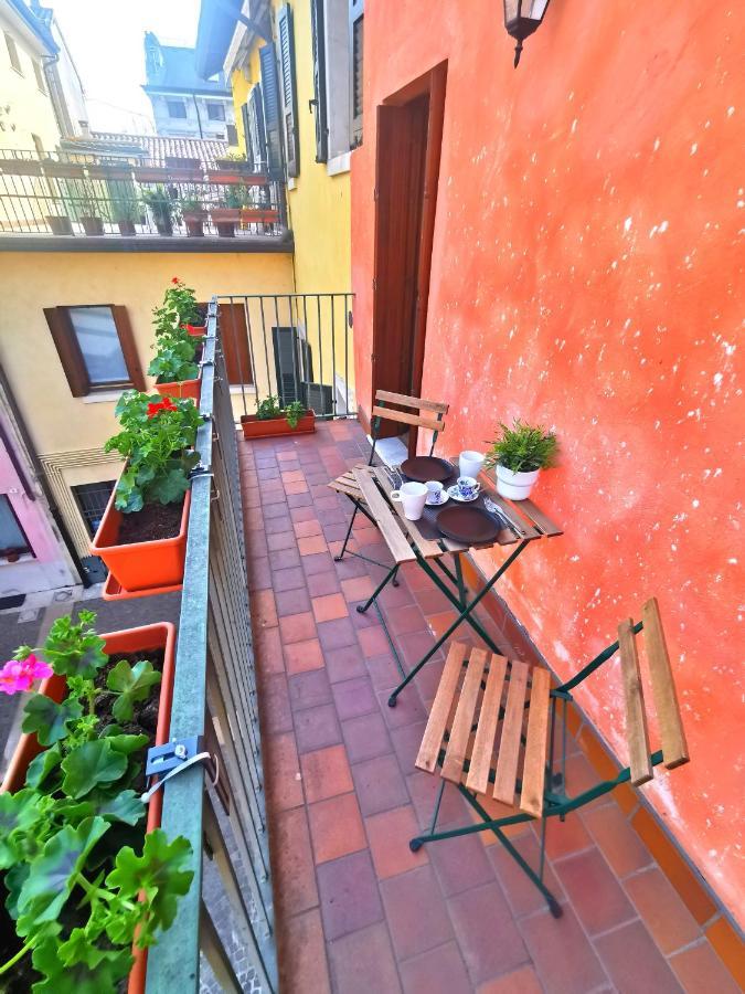 Old Town Apartment With Terrace - Live Love Lake Πεσκιέρα ντελ Γκάρντα Εξωτερικό φωτογραφία