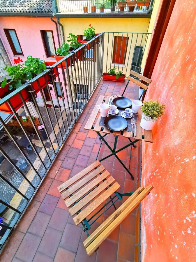 Old Town Apartment With Terrace - Live Love Lake Πεσκιέρα ντελ Γκάρντα Εξωτερικό φωτογραφία