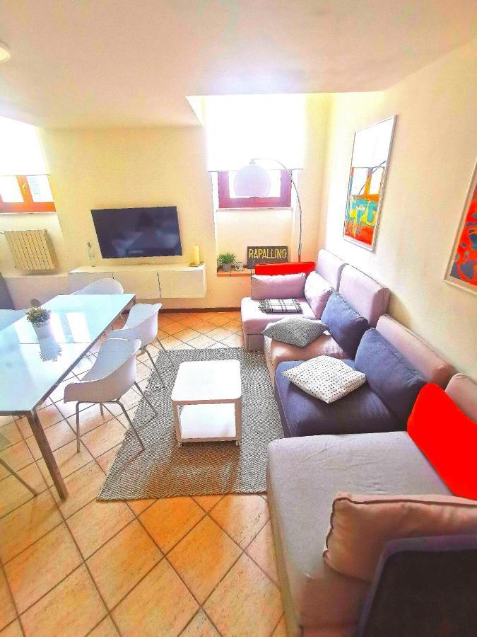 Old Town Apartment With Terrace - Live Love Lake Πεσκιέρα ντελ Γκάρντα Εξωτερικό φωτογραφία